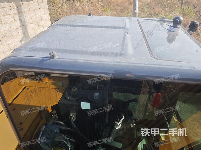 駕駛室頂部(整機(jī)外觀) 駕駛室頂部(整機(jī)外觀)