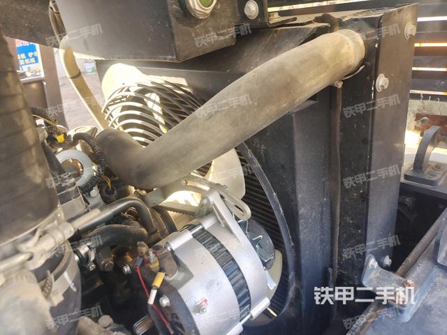 發(fā)動(dòng)機(jī)左側(cè)全景（壓路機(jī)發(fā)動(dòng)機(jī)艙）