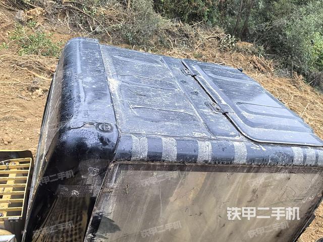 駕駛室頂部(整機(jī)外觀) 駕駛室頂部(整機(jī)外觀)