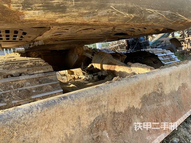 轉(zhuǎn)盤和下車架正前(工作和回轉(zhuǎn)裝置) 轉(zhuǎn)盤和下車架正前(工作和回轉(zhuǎn)裝置)