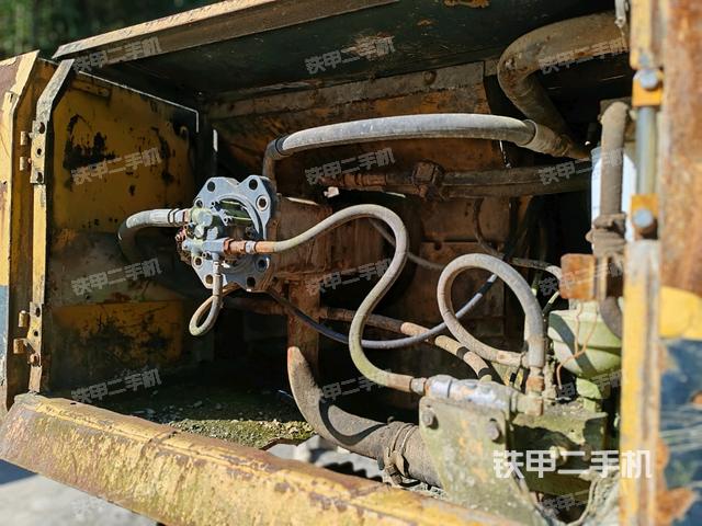 液壓泵艙室正面整體(整機外觀) 液壓泵艙室正面整體(整機外觀)