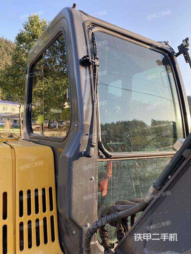 右側(cè)玻璃角標(駕駛室部分) 右側(cè)玻璃角標(駕駛室部分)