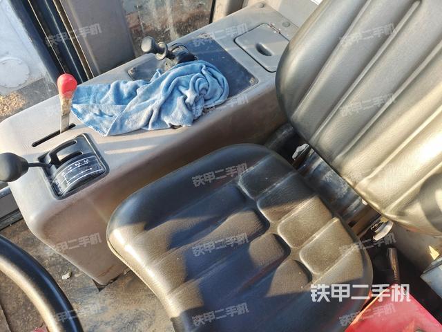 駕駛室側(cè)向上照全景（壓路機(jī)駕駛室）