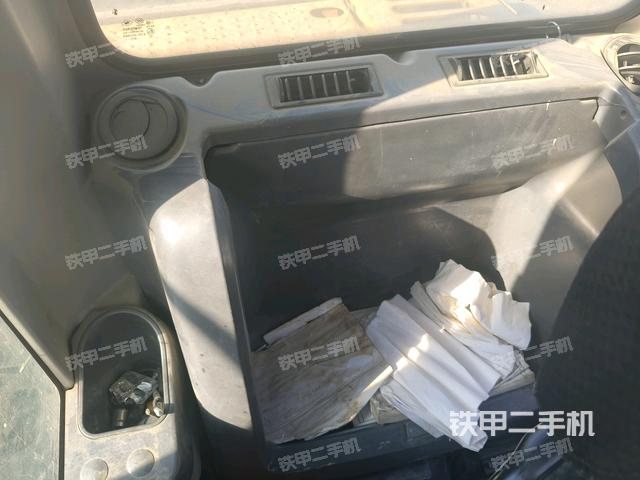 座椅左側(cè)控制臺/音響/含左手柄(駕駛室部分) 座椅左側(cè)控制臺/音響/含左手柄(駕駛室部分)