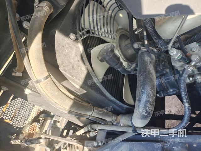 分動(dòng)箱或變速箱（壓路機(jī)發(fā)動(dòng)機(jī)艙）