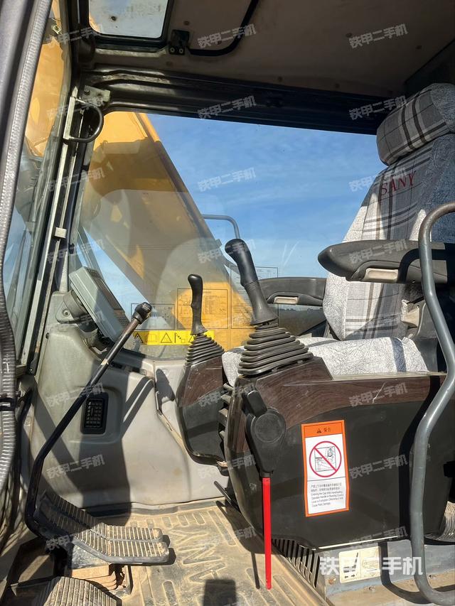 駕駛室整體(整機(jī)外觀) 駕駛室整體(整機(jī)外觀)