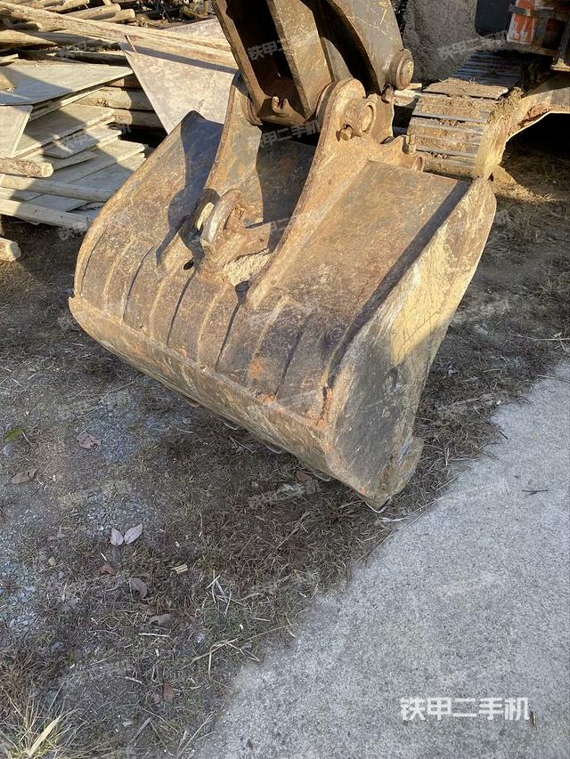 鏟斗右后整體(工作和回轉(zhuǎn)裝置) 鏟斗右后整體(工作和回轉(zhuǎn)裝置)