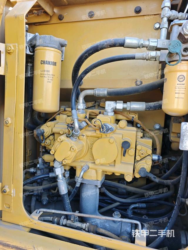 液壓泵艙室正面整體（整機外觀）