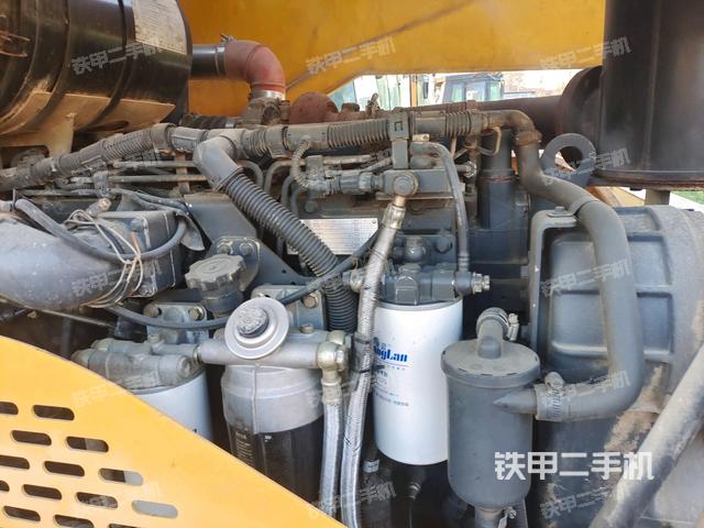 發(fā)動(dòng)機(jī)艙液壓泵全景（壓路機(jī)發(fā)動(dòng)機(jī)艙）