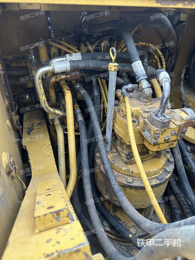 回轉馬達和主控閥(整機外觀) 回轉馬達和主控閥(整機外觀)