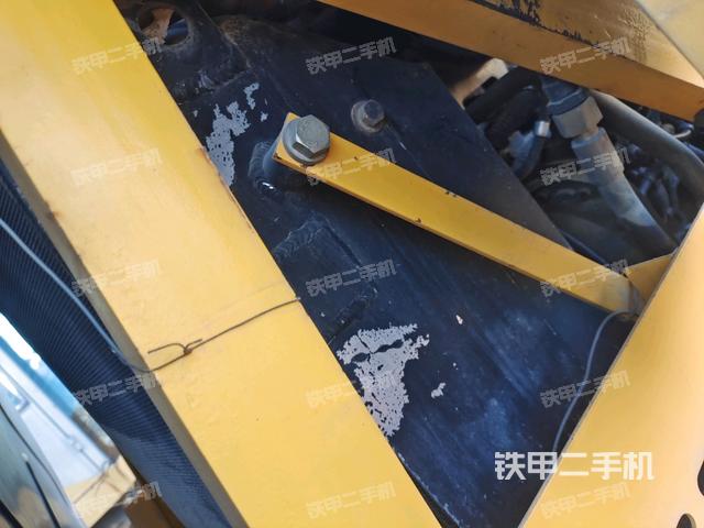 散熱器全景（壓路機(jī)發(fā)動(dòng)機(jī)艙）