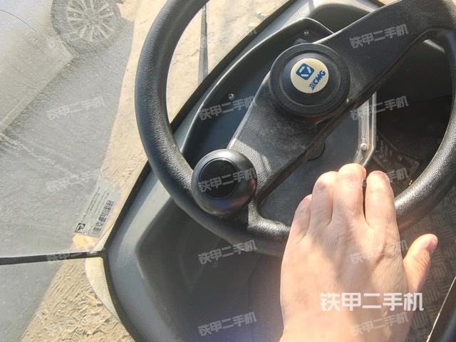 操作臺(tái)全景（壓路機(jī)駕駛室）