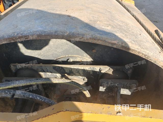后輪左側(cè)全景（壓路機(jī)前后車(chē)架）