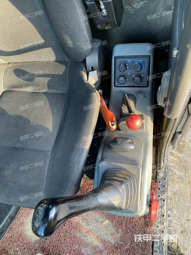 座椅左側(cè)控制臺/音響/含左手柄(駕駛室部分) 座椅左側(cè)控制臺/音響/含左手柄(駕駛室部分)