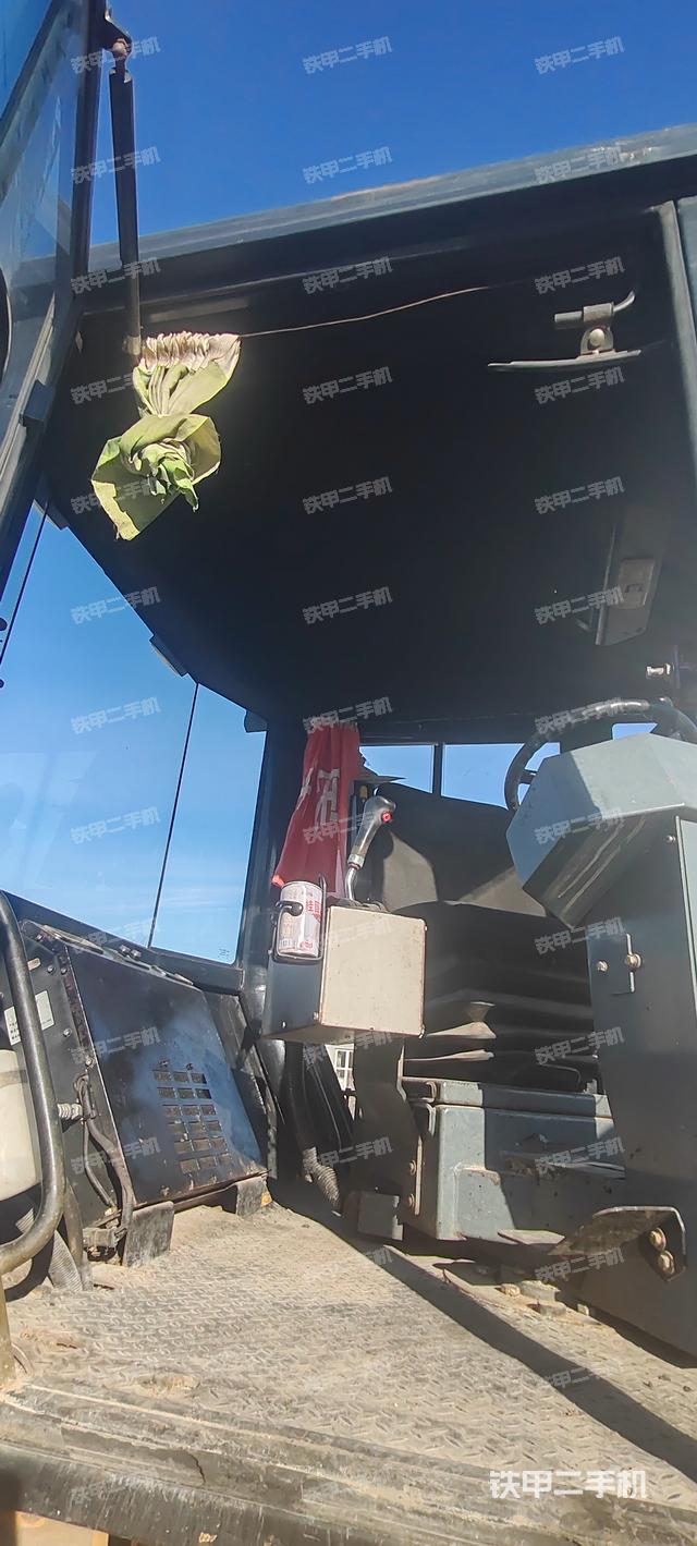 右側(cè)正面照（壓路機駕駛室）