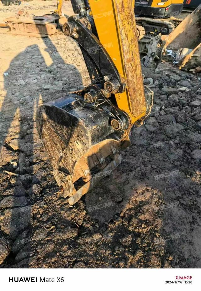 回轉(zhuǎn)馬達(dá)和主控閥（整機(jī)外觀）