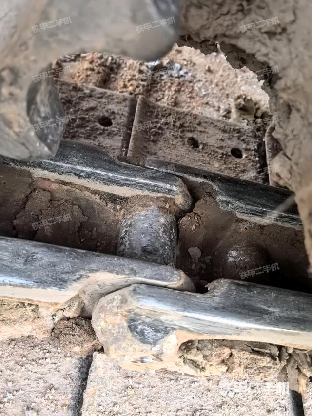 左驅(qū)動輪（行走機構(gòu)）