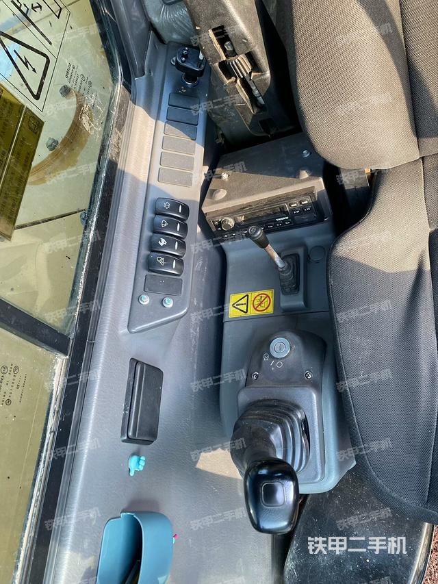 座椅右側(cè)控制臺/鑰匙門/油門/含右手柄(駕駛室部分) 座椅右側(cè)控制臺/鑰匙門/油門/含右手柄(駕駛室部分)