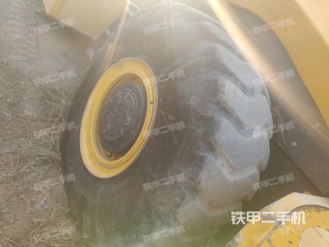 后輪左側(cè)全景（壓路機(jī)前后車(chē)架）