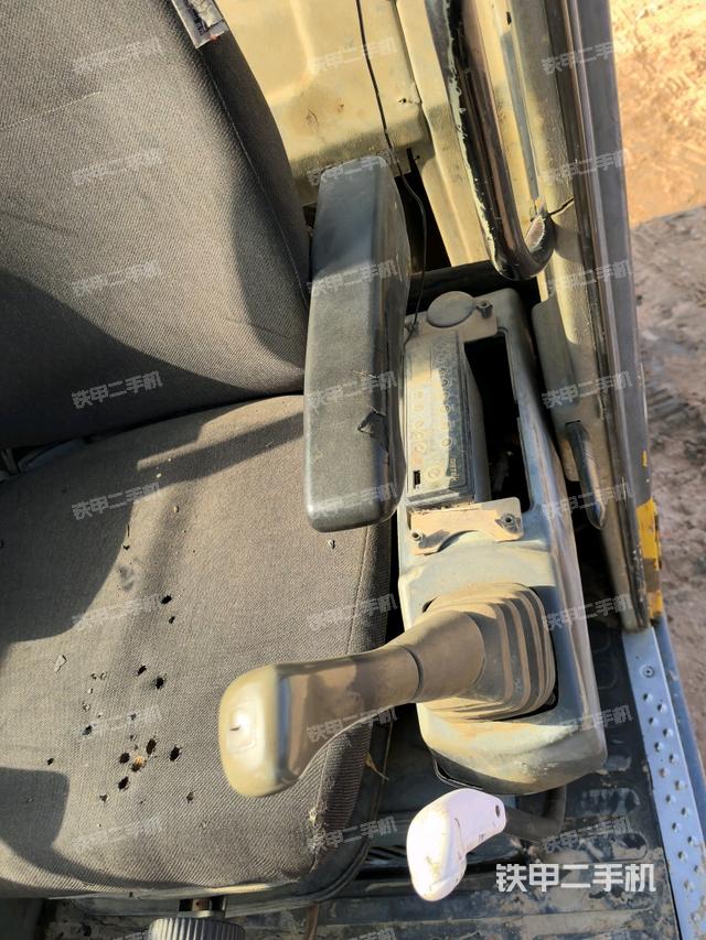 座椅左側(cè)控制臺/音響/含左手柄(駕駛室部分) 座椅左側(cè)控制臺/音響/含左手柄(駕駛室部分)