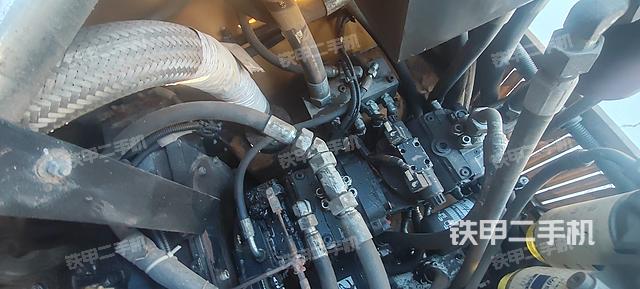 發(fā)動機艙液壓泵全景（壓路機發(fā)動機艙）