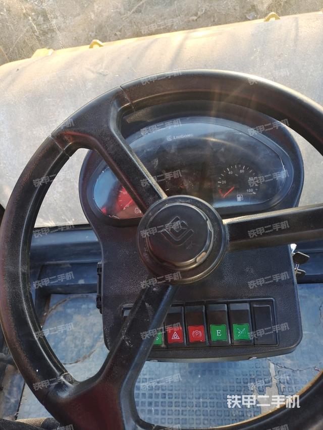 駕駛室頂蓬內(nèi)（壓路機(jī)駕駛室）