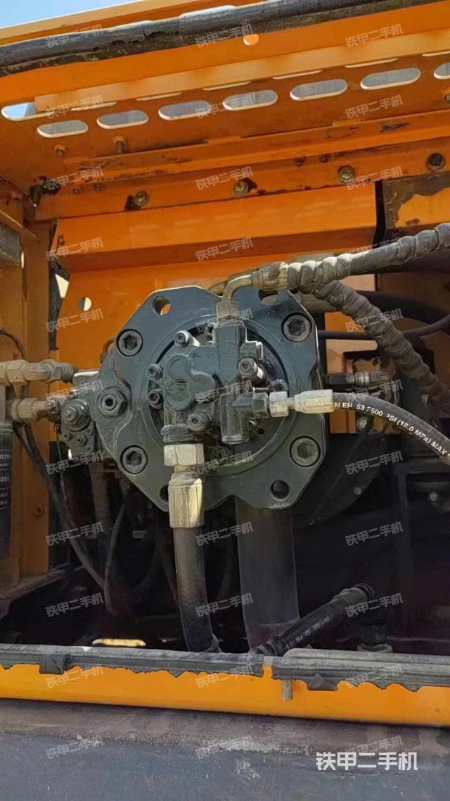 液壓泵艙室正面整體(整機(jī)外觀) 液壓泵艙室正面整體(整機(jī)外觀)