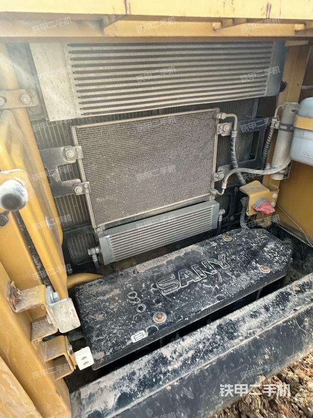 散熱器正面(大件艙室) 散熱器正面(大件艙室)