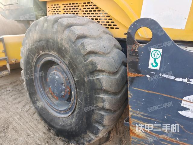 前輪右側(cè)減震塊連接及部件（壓路機(jī)前后車架）