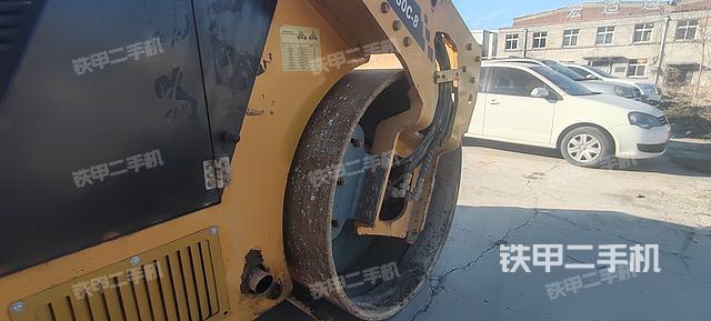 后輪左側(cè)全景（壓路機前后車架）