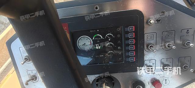 駕駛室內(nèi)座椅、儀表操作手柄全景（壓路機駕駛室）