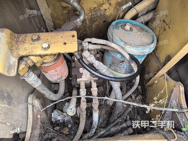 回轉(zhuǎn)馬達(dá)和主控閥(整機(jī)外觀) 回轉(zhuǎn)馬達(dá)和主控閥(整機(jī)外觀)