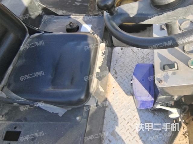 儀表盤全景(壓路機(jī)駕駛室) 儀表盤全景(壓路機(jī)駕駛室)
