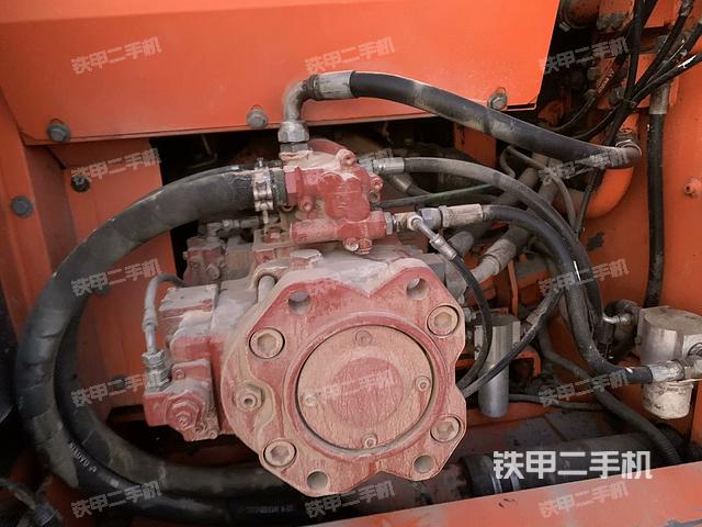 液壓泵艙室正面整體(整機外觀) 液壓泵艙室正面整體(整機外觀)