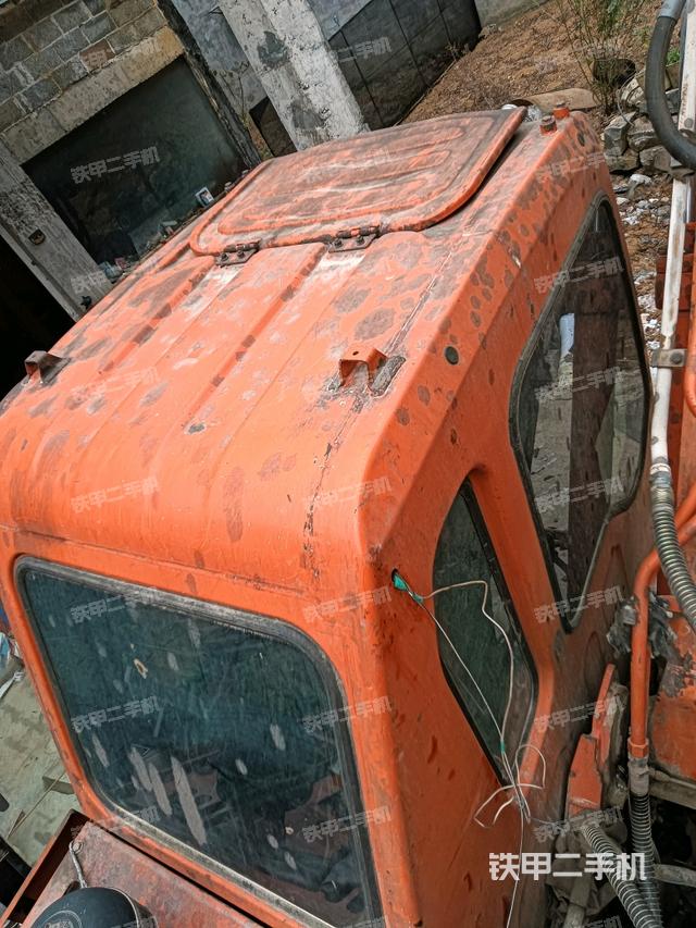 駕駛室頂部(整機(jī)外觀) 駕駛室頂部(整機(jī)外觀)