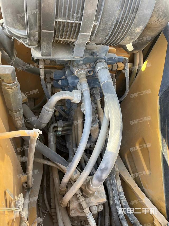 回轉(zhuǎn)馬達和主控閥(整機外觀) 回轉(zhuǎn)馬達和主控閥(整機外觀)