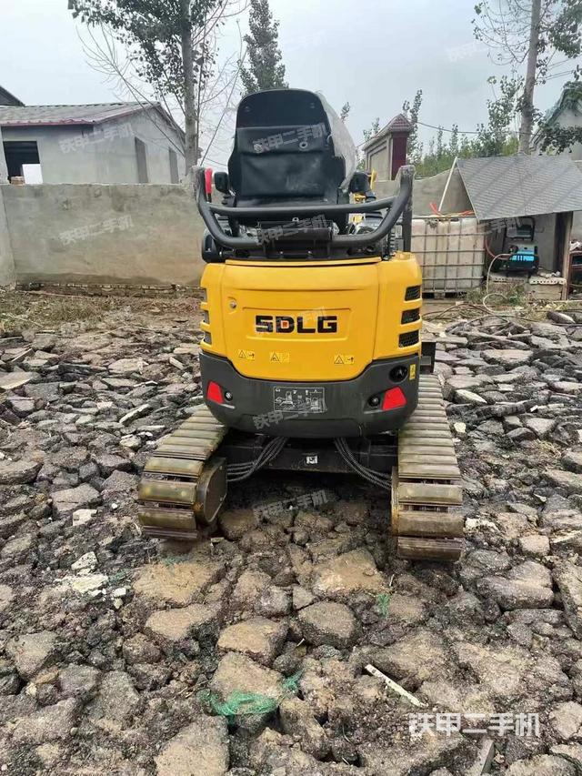 回轉(zhuǎn)馬達(dá)和主控閥（整機(jī)外觀）