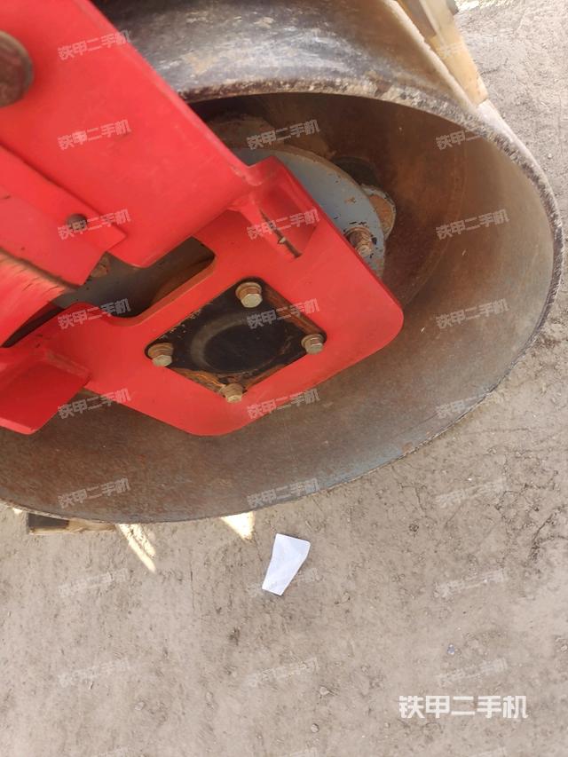后輪右側(cè)全景(壓路機(jī)前后車架) 后輪右側(cè)全景(壓路機(jī)前后車架)