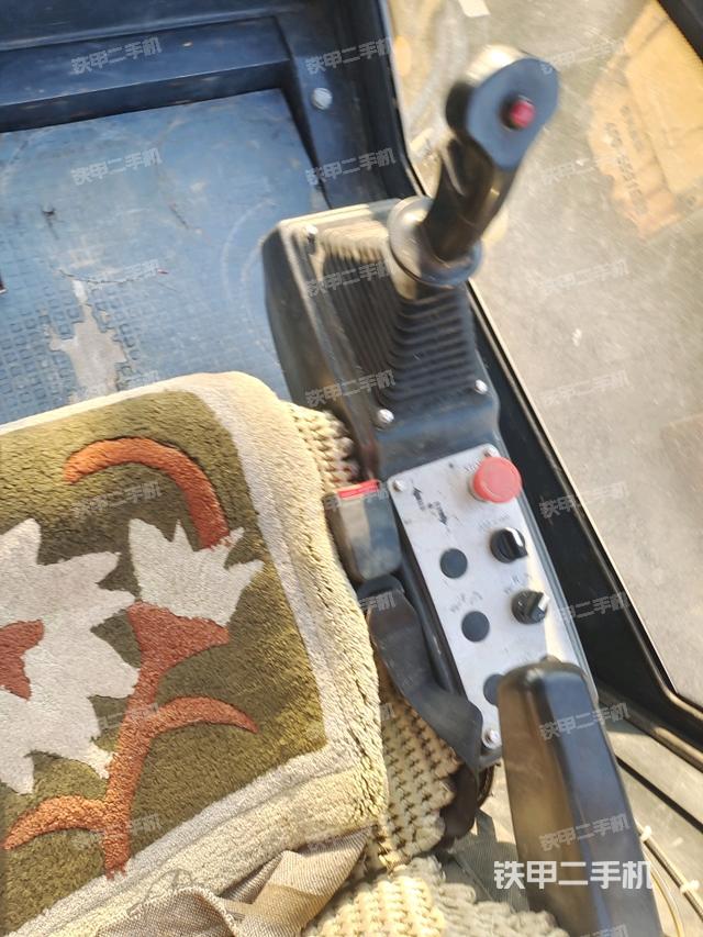 駕駛室內(nèi)座椅、儀表操作手柄全景（壓路機(jī)駕駛室）