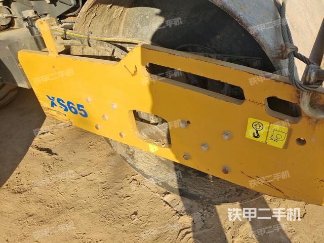 前車(chē)架正左側(cè)（壓路機(jī)前后車(chē)架）