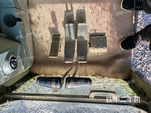 行走控制手柄和踏板?俯拍(駕駛室部分) 行走控制手柄和踏板?俯拍(駕駛室部分)