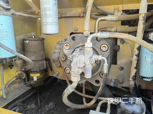 液壓泵艙室正面整體（整機外觀）