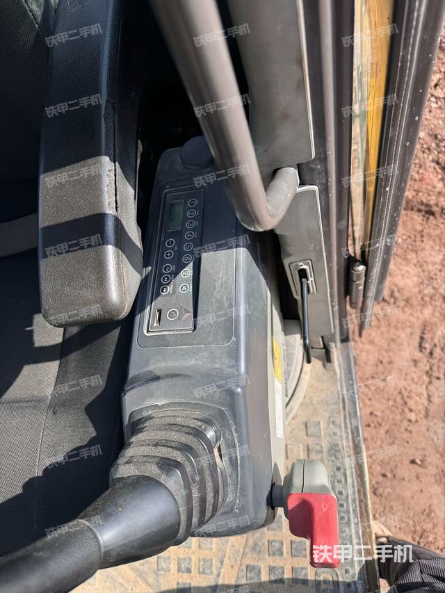 座椅左側控制臺/音響/含左手柄（駕駛室部分）