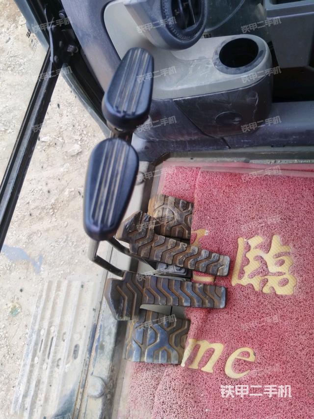 行走控制手柄和踏板?俯拍（駕駛室部分）