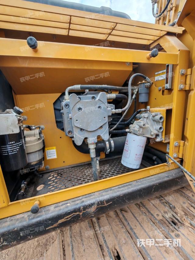 液壓泵艙室正面整體(整機(jī)外觀) 液壓泵艙室正面整體(整機(jī)外觀)