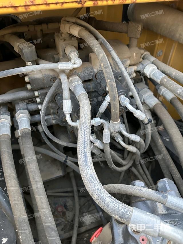 回轉(zhuǎn)馬達(dá)和主控閥（整機(jī)外觀）