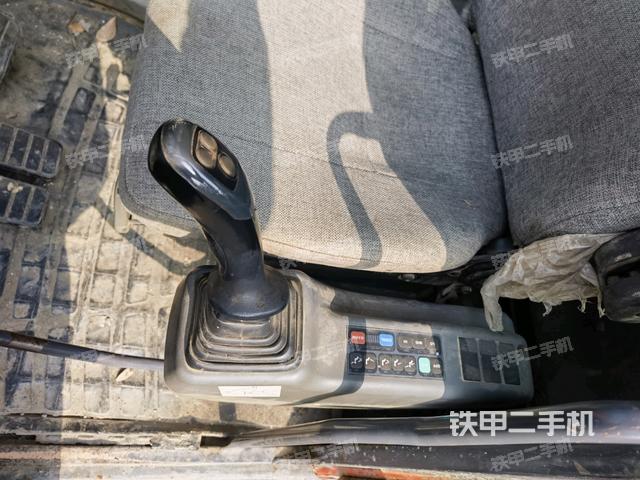 座椅左側(cè)控制臺/音響/含左手柄(駕駛室部分) 座椅左側(cè)控制臺/音響/含左手柄(駕駛室部分)