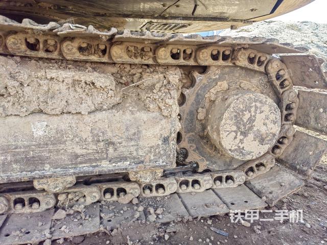 單側(cè)履帶整體(整機(jī)外觀) 單側(cè)履帶整體(整機(jī)外觀)