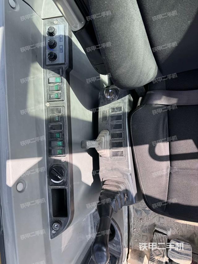 座椅右側控制臺/鑰匙門/油門/含右手柄（駕駛室部分）