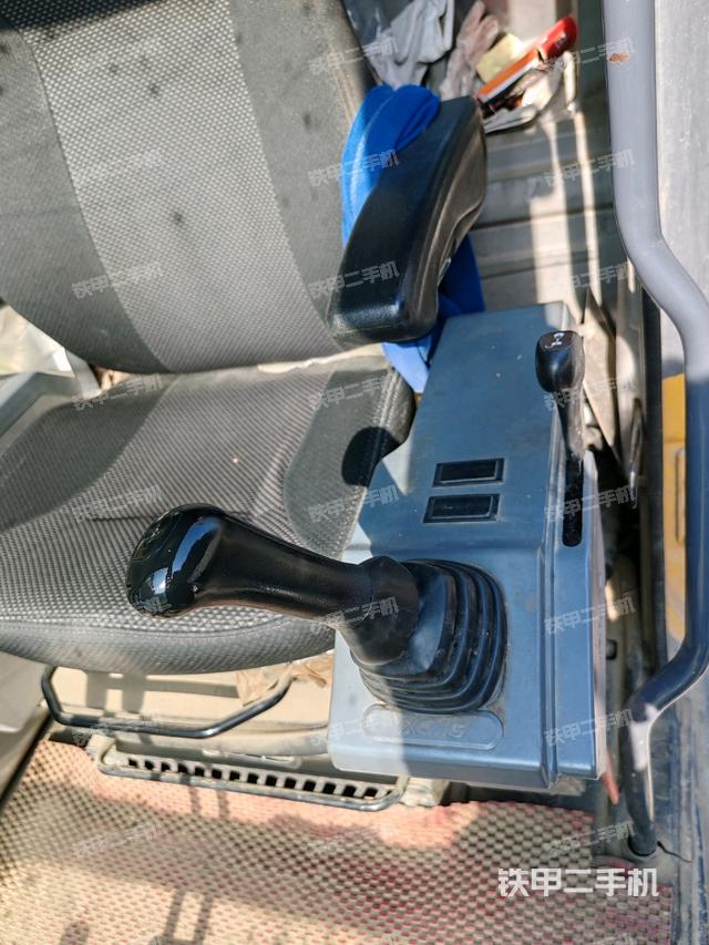 座椅左側(cè)控制臺(tái)/音響/含左手柄(駕駛室部分) 座椅左側(cè)控制臺(tái)/音響/含左手柄(駕駛室部分)